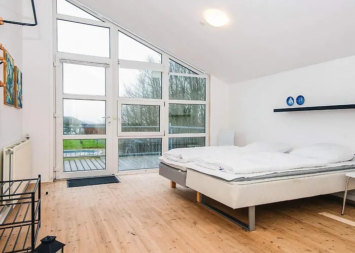16 Person In Feriehus Højer