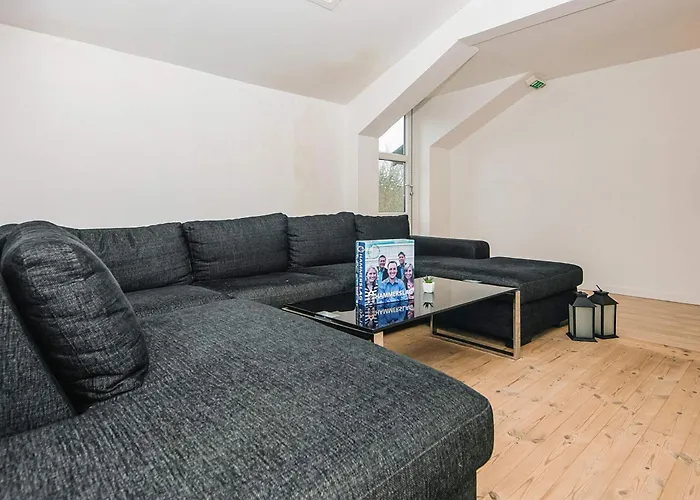 16 Person In Feriehus Højer